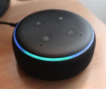 A Amazon Alexa é um assistente virtual inteligente que permite que você controle diversos dispositivos smart home, faça pesquisas, defina alarmes, ouça música e muito mais apenas com comandos de voz. Com uma ampla gama de habilidades e integração com centenas de serviços, a Alexa tornará sua casa muito mais inteligente e conveniente.